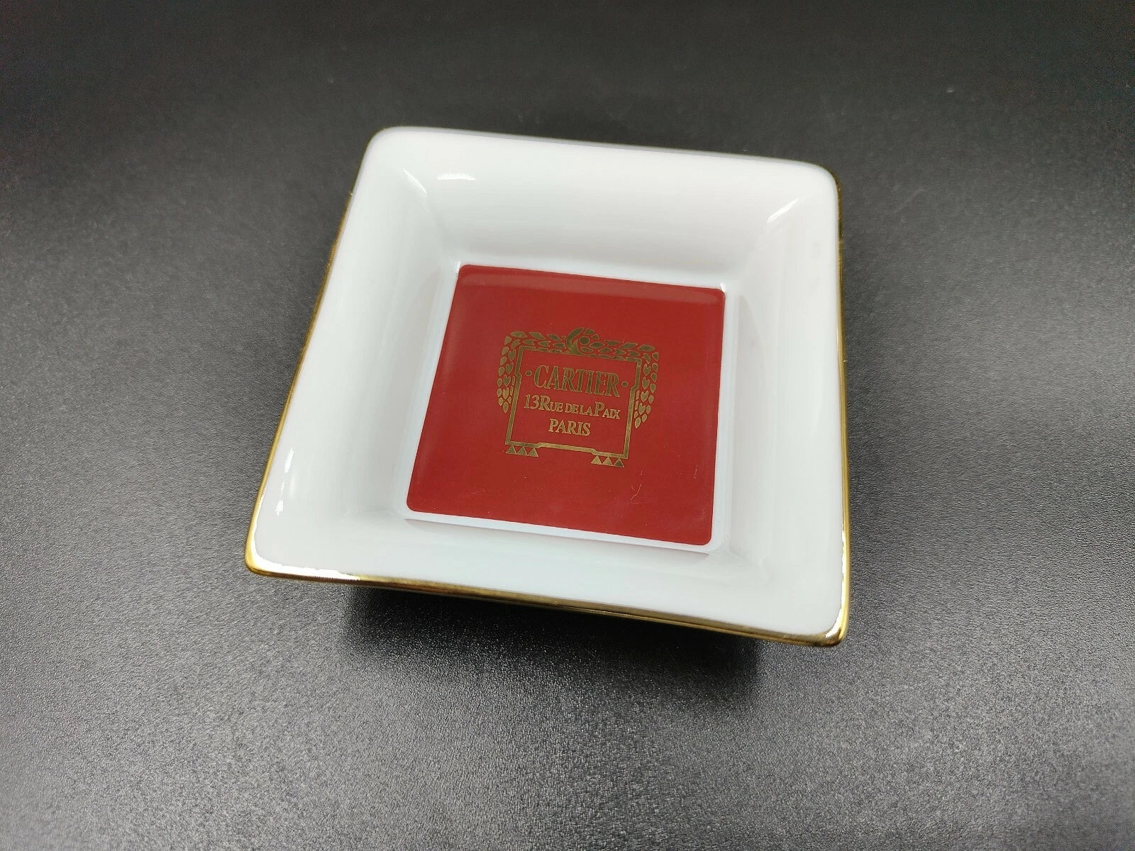 Set aus zwei Cartier Porzellan-Aschenbechern mit Originalverpackung — Gebraucht