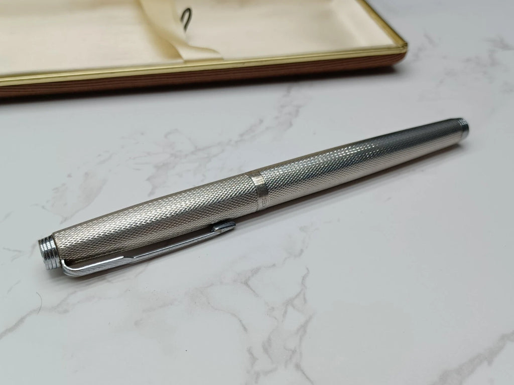 Schöner PARKER Füllfederhalter - Versilbert - Feder 18 Karat Gold - Mit Box AF07-1613