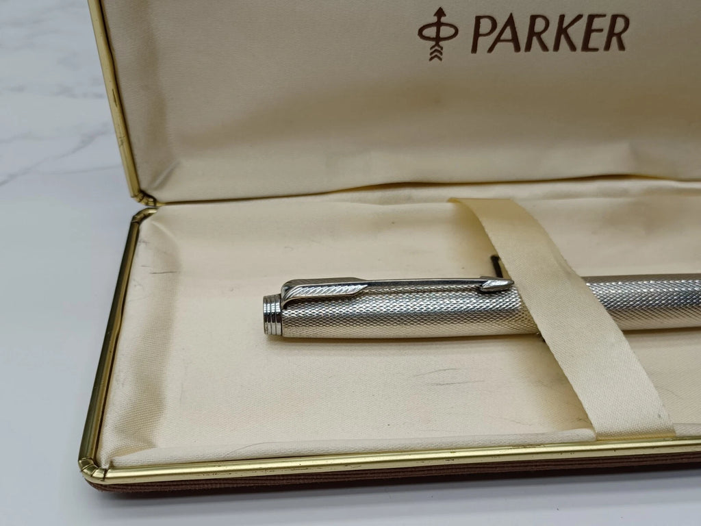 Schöner PARKER Füllfederhalter - Versilbert - Feder 18 Karat Gold - Mit Box AF07-1613