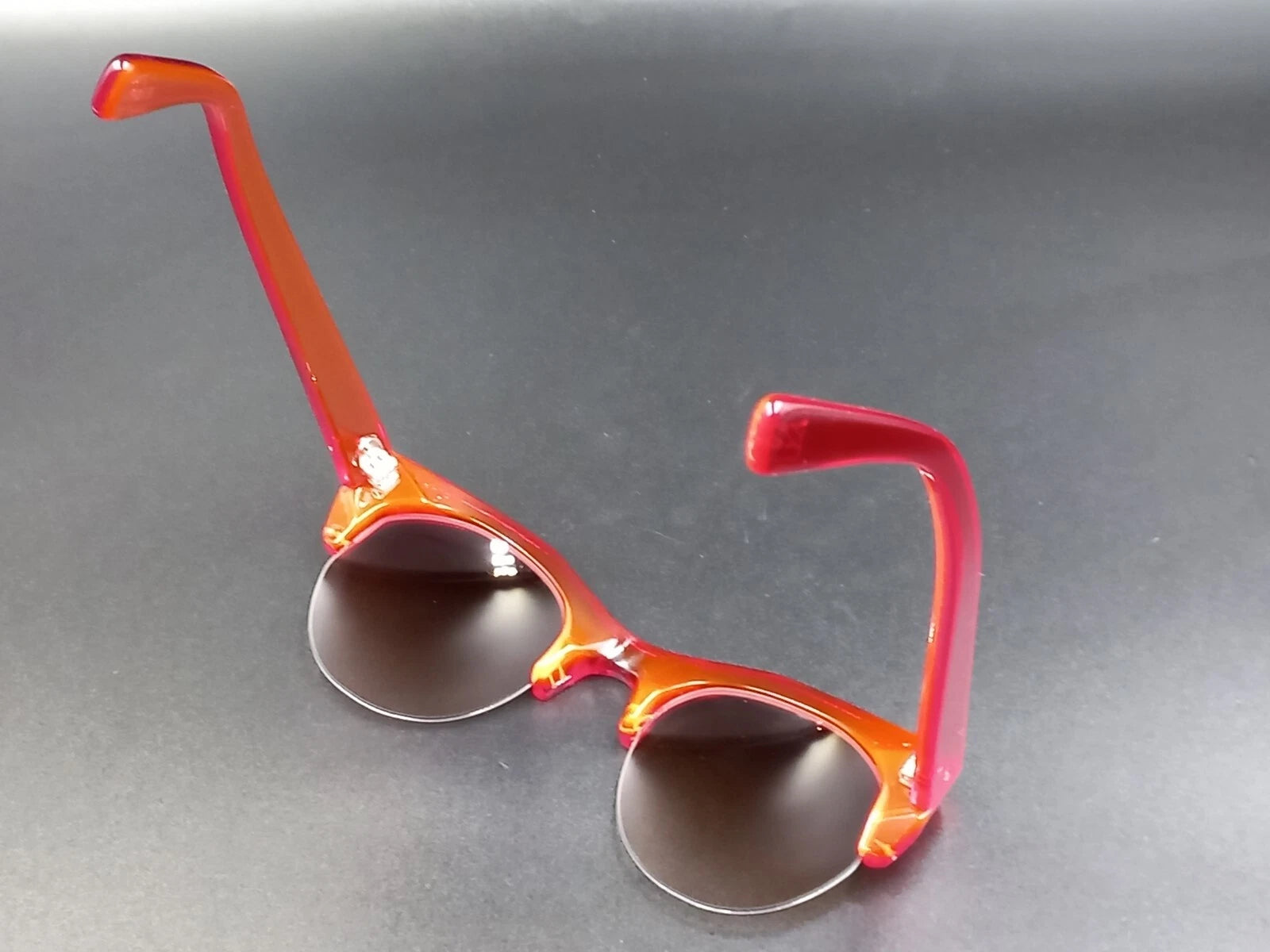 Schöne KIRK & KIRK „Jenny“ rote Sonnenbrille – Mit Etui – Neuwertig aus altem Lagerbestand – OVP