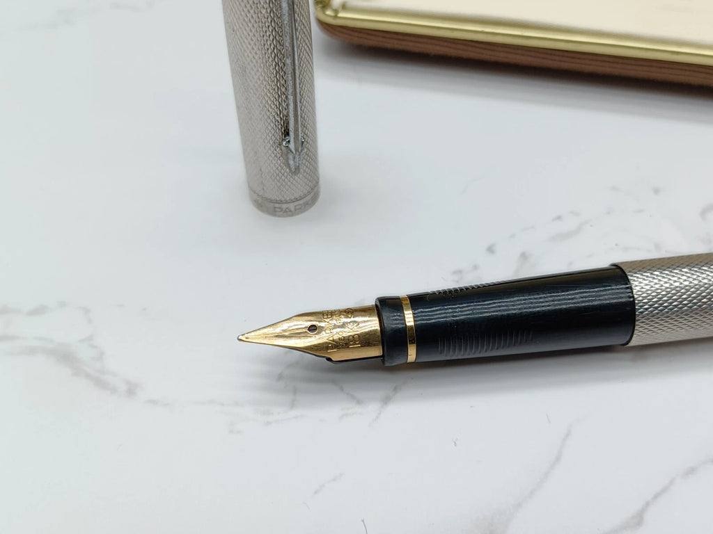Schöner PARKER Füllfederhalter - Versilbert - Feder 18 Karat Gold - Mit Box AF07-1613