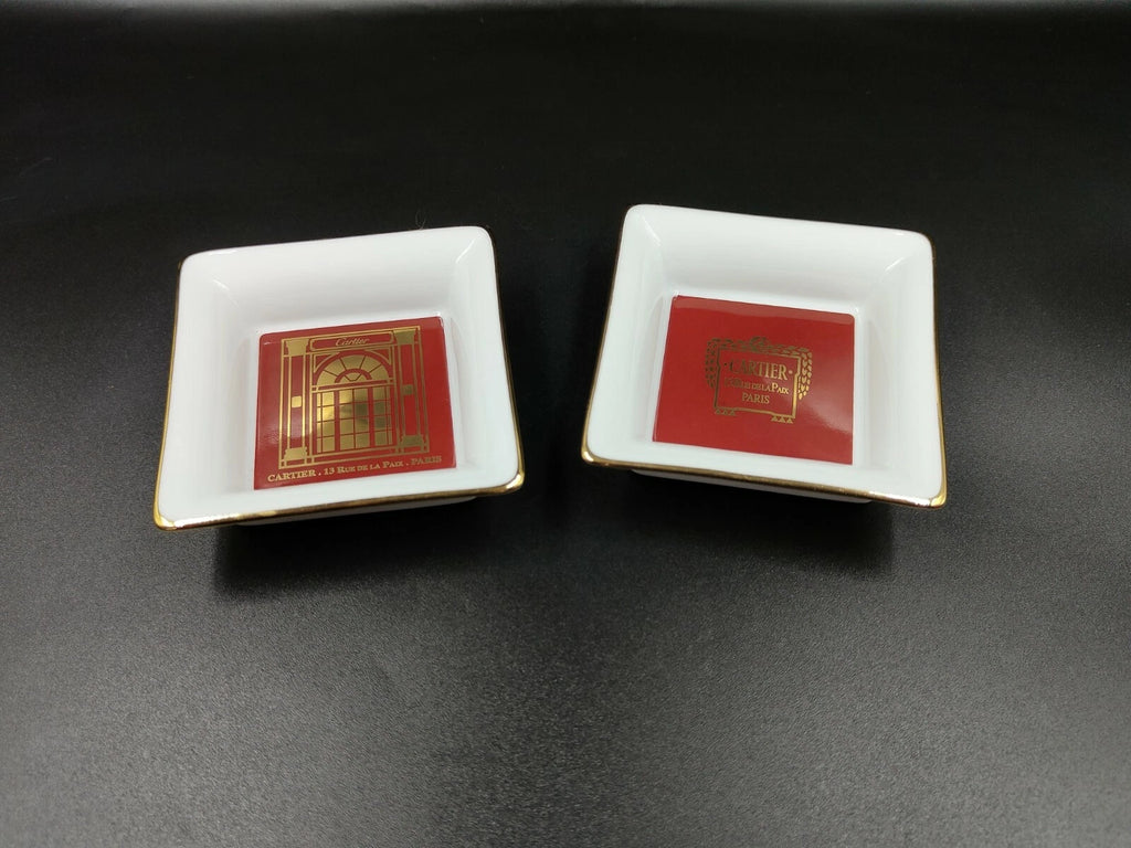 Set aus zwei Cartier Porzellan-Aschenbechern mit Originalverpackung — Gebraucht