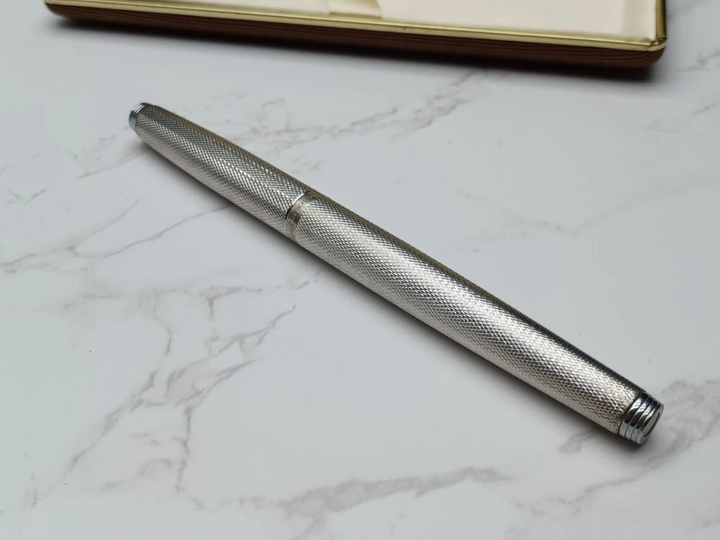 Schöner PARKER Füllfederhalter - Versilbert - Feder 18 Karat Gold - Mit Box AF07-1613