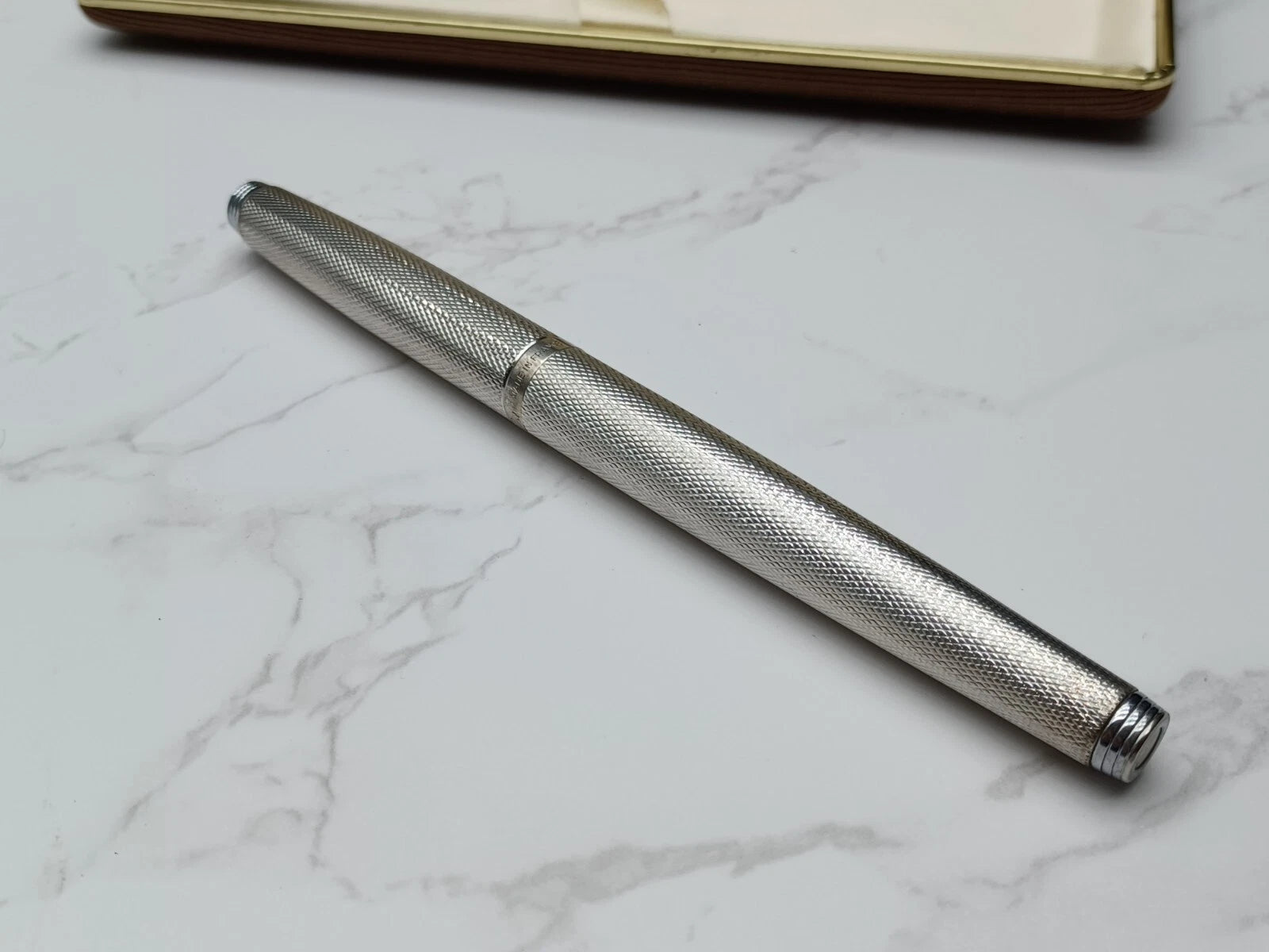 Schöner PARKER Füllfederhalter - Versilbert - Feder 18 Karat Gold - Mit Box AF07-1613