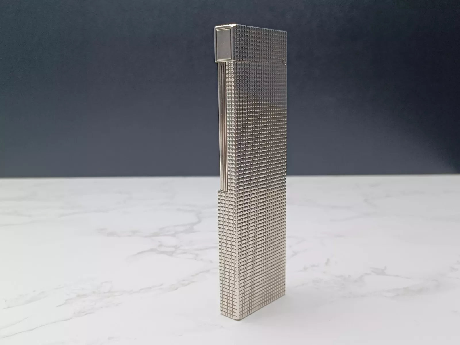 Schönes S.T. DUPONT Line 2 Tischgasfeuerzeug – Diamantschliff – versilbert 1615-AE03