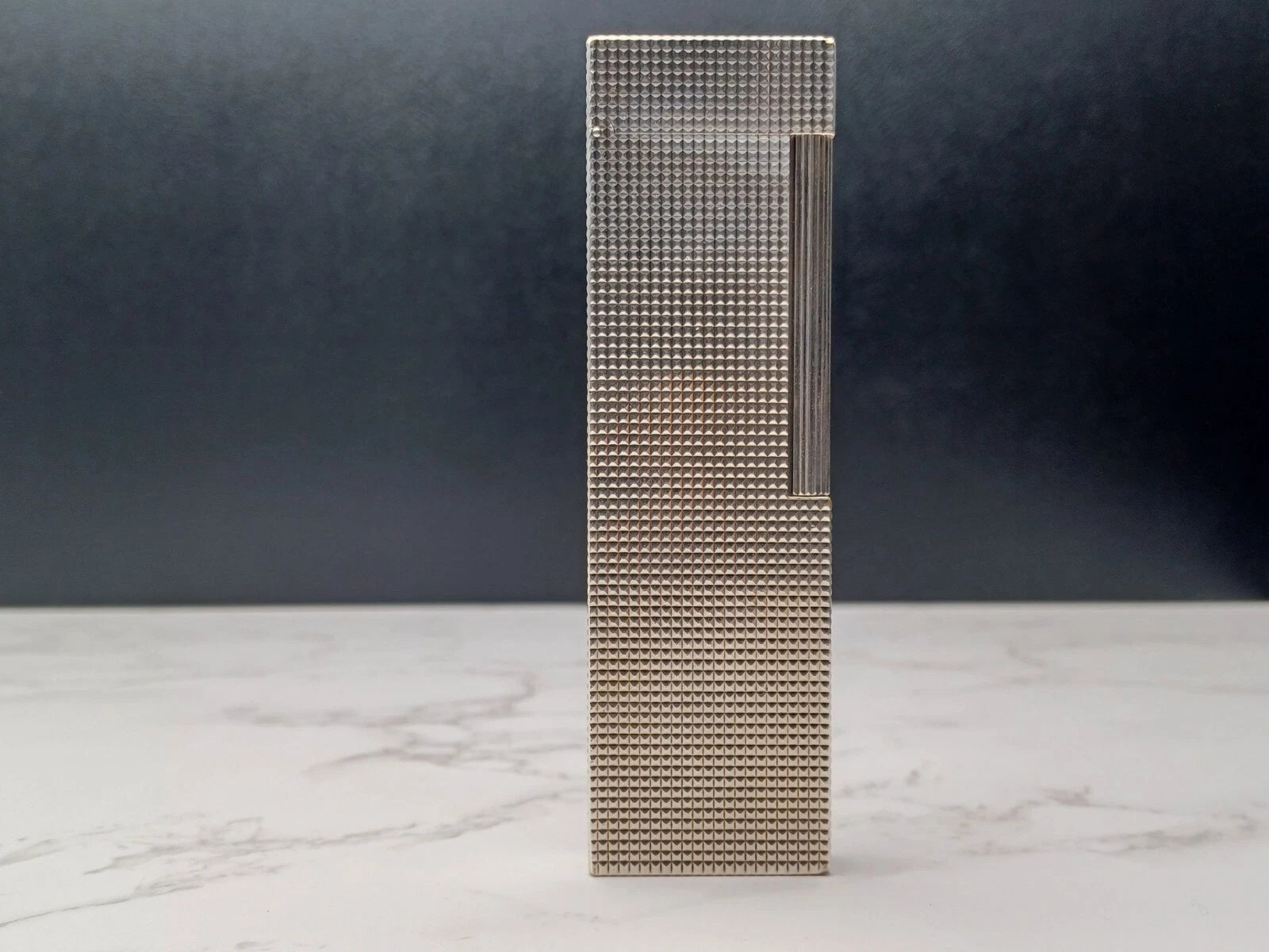 Schönes S.T. DUPONT Line 2 Tischgasfeuerzeug – Diamantschliff – versilbert 1615-AE03