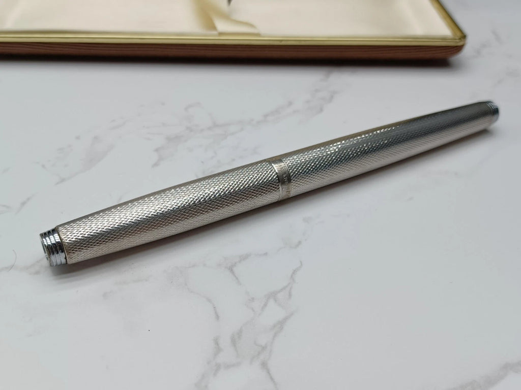 Schöner PARKER Füllfederhalter - Versilbert - Feder 18 Karat Gold - Mit Box AF07-1613