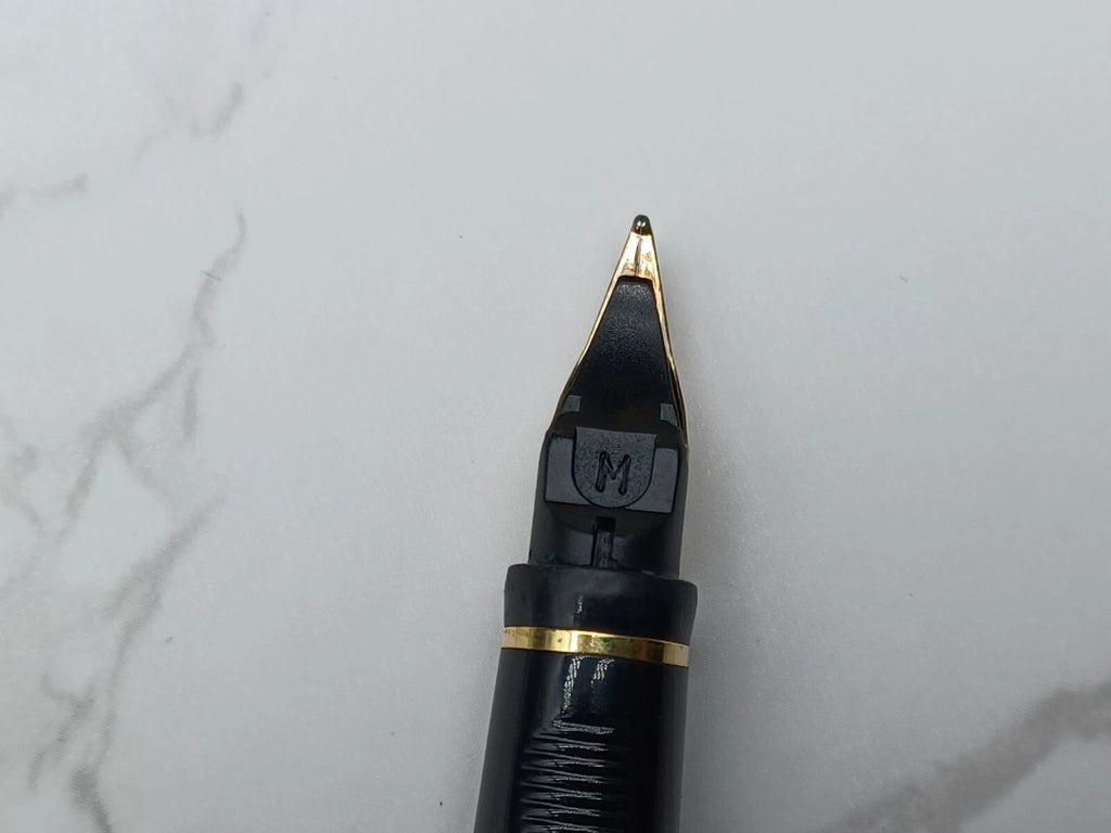 Schöner PARKER Füllfederhalter - Versilbert - Feder 18 Karat Gold - Mit Box AF07-1613