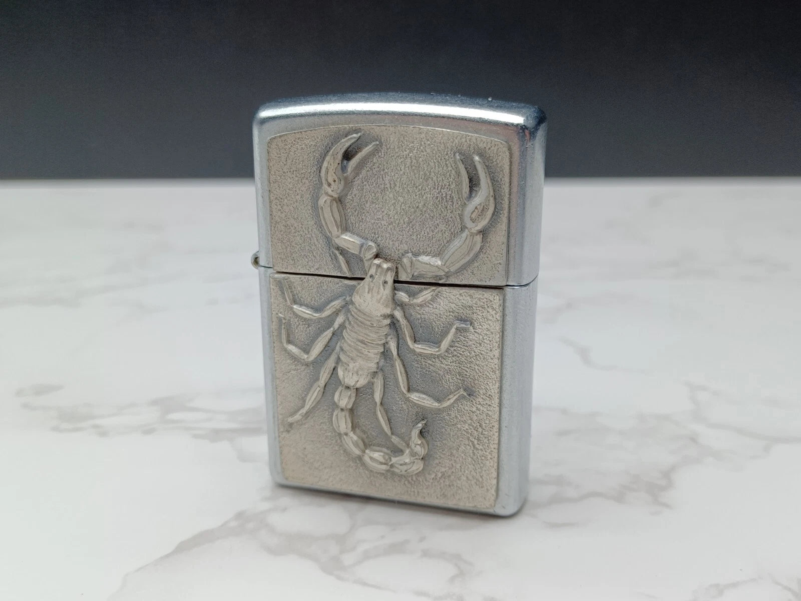 Schönes ZIPPO SCORPION - Benzinfeuerzeug - 2005 - Mit Box - AG08-1594