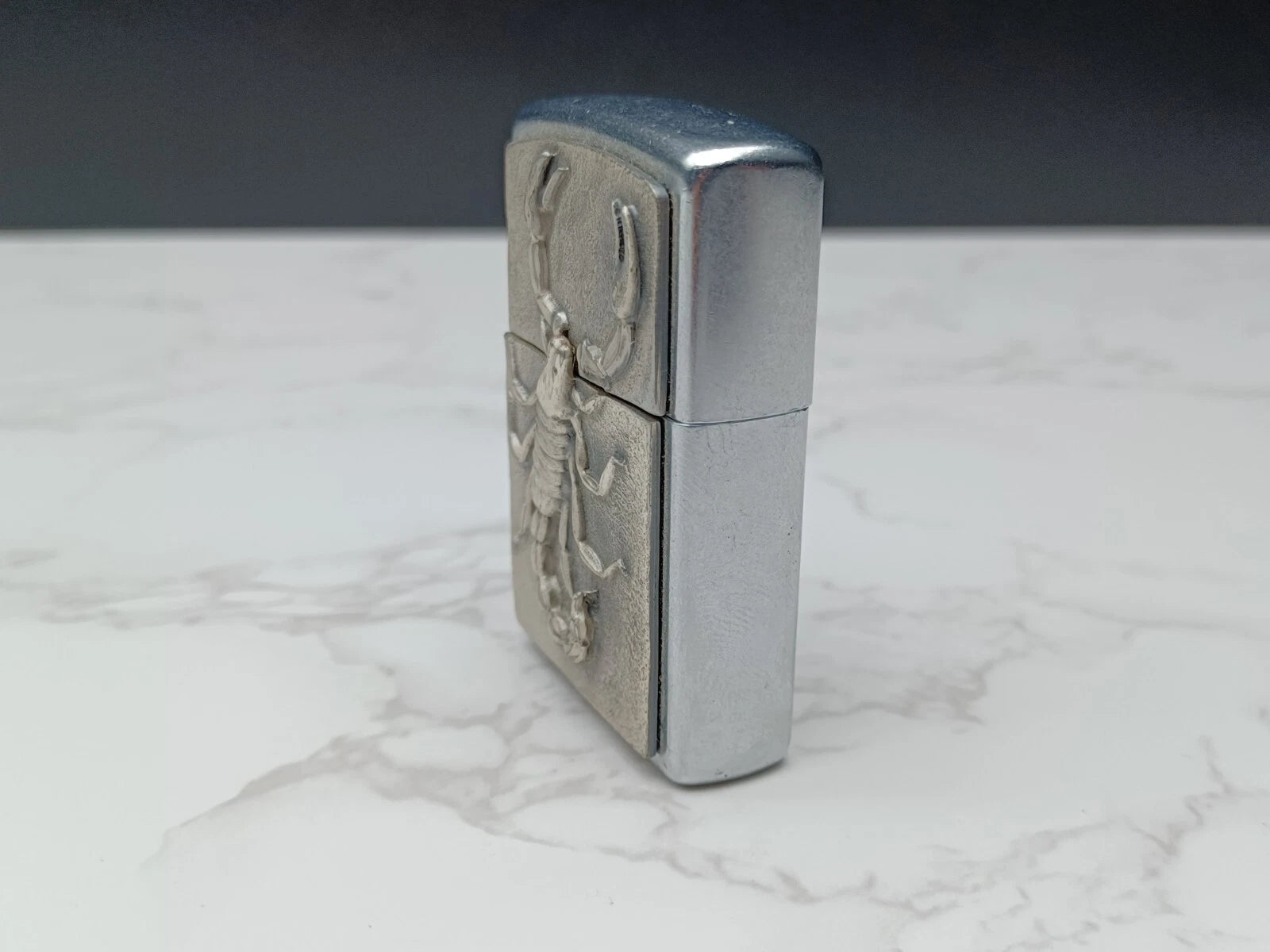 Schönes ZIPPO SCORPION - Benzinfeuerzeug - 2005 - Mit Box - AG08-1594