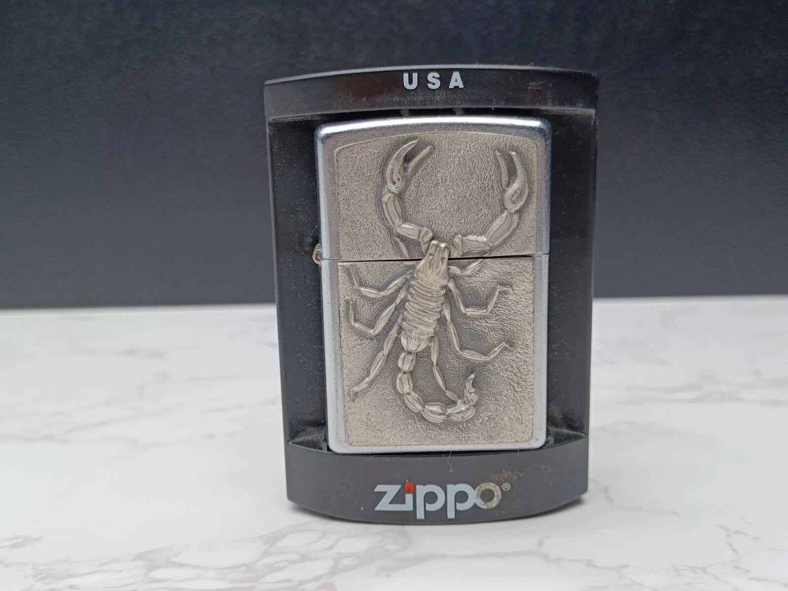 Schönes ZIPPO SCORPION - Benzinfeuerzeug - 2005 - Mit Box - AG08-1594