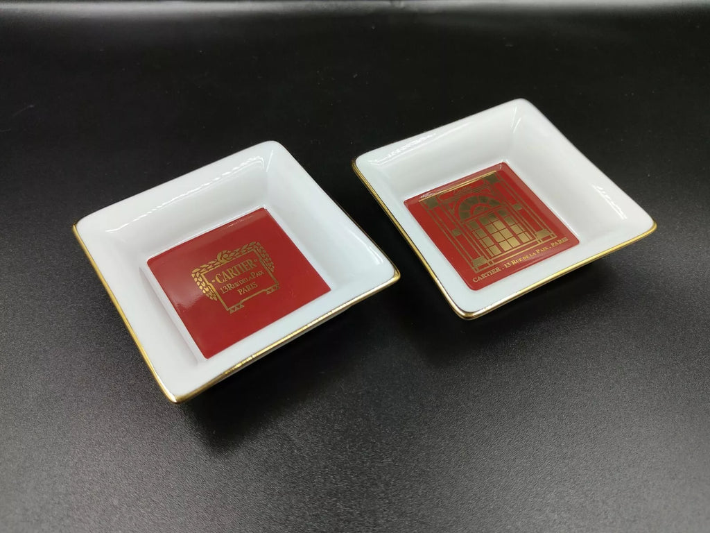 Set aus zwei Cartier Porzellan-Aschenbechern mit Originalverpackung — Gebraucht