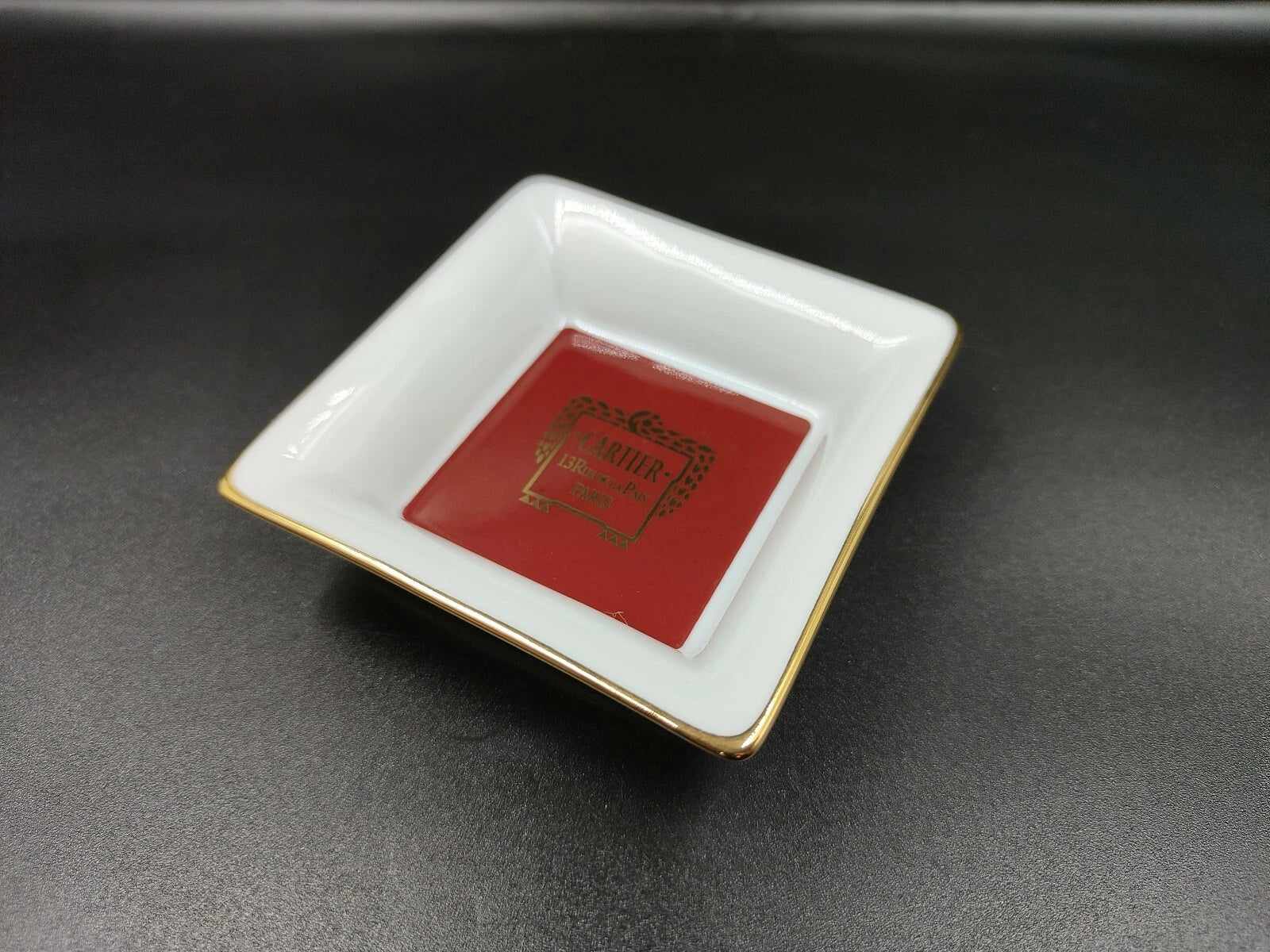 Set aus zwei Cartier Porzellan-Aschenbechern mit Originalverpackung — Gebraucht