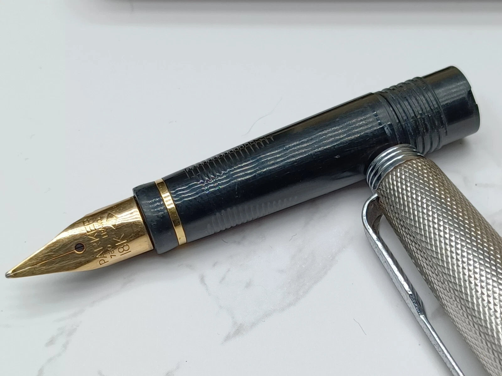 Schöner PARKER Füllfederhalter - Versilbert - Feder 18 Karat Gold - Mit Box AF07-1613