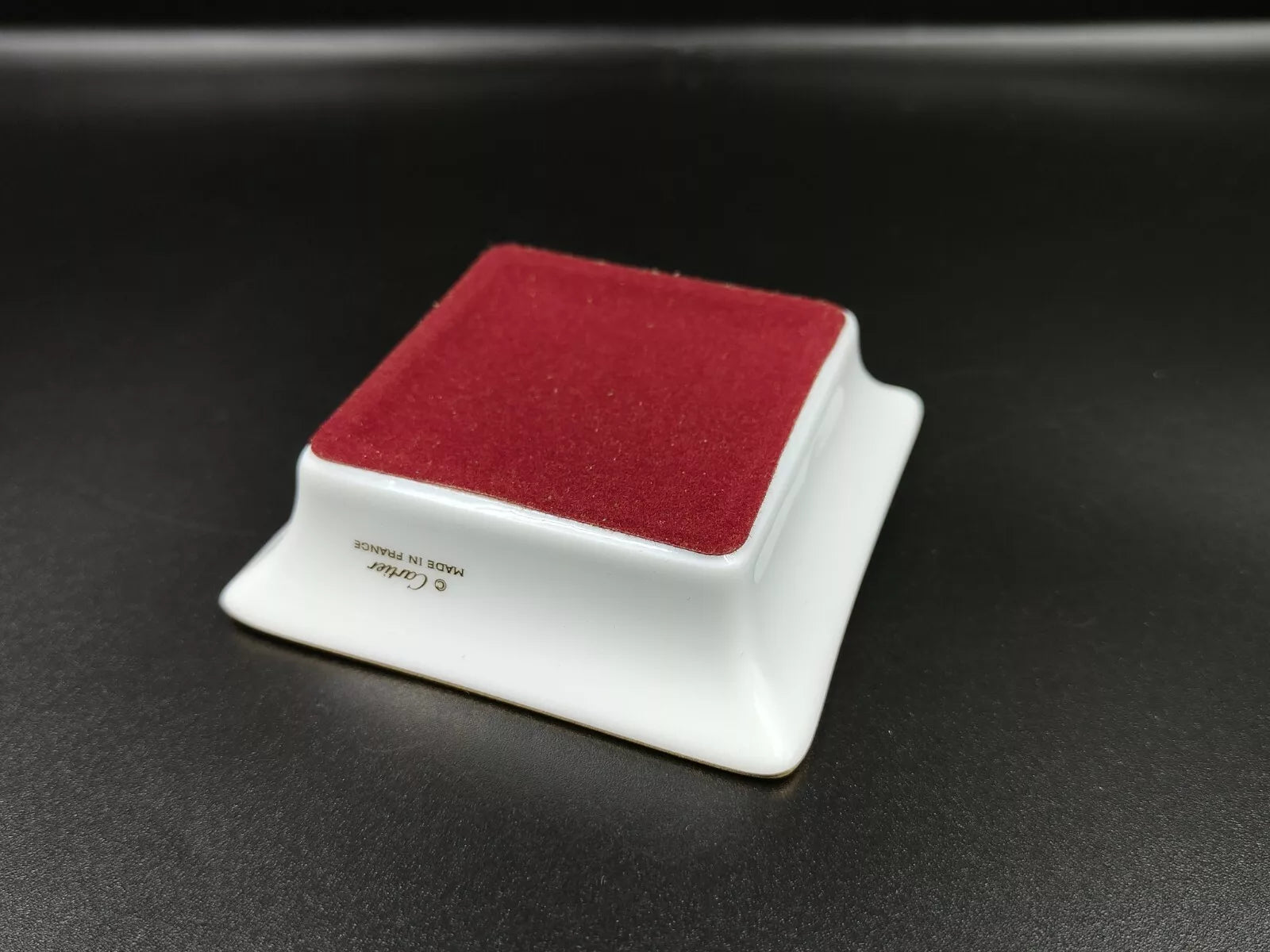 Set aus zwei Cartier Porzellan-Aschenbechern mit Originalverpackung — Gebraucht