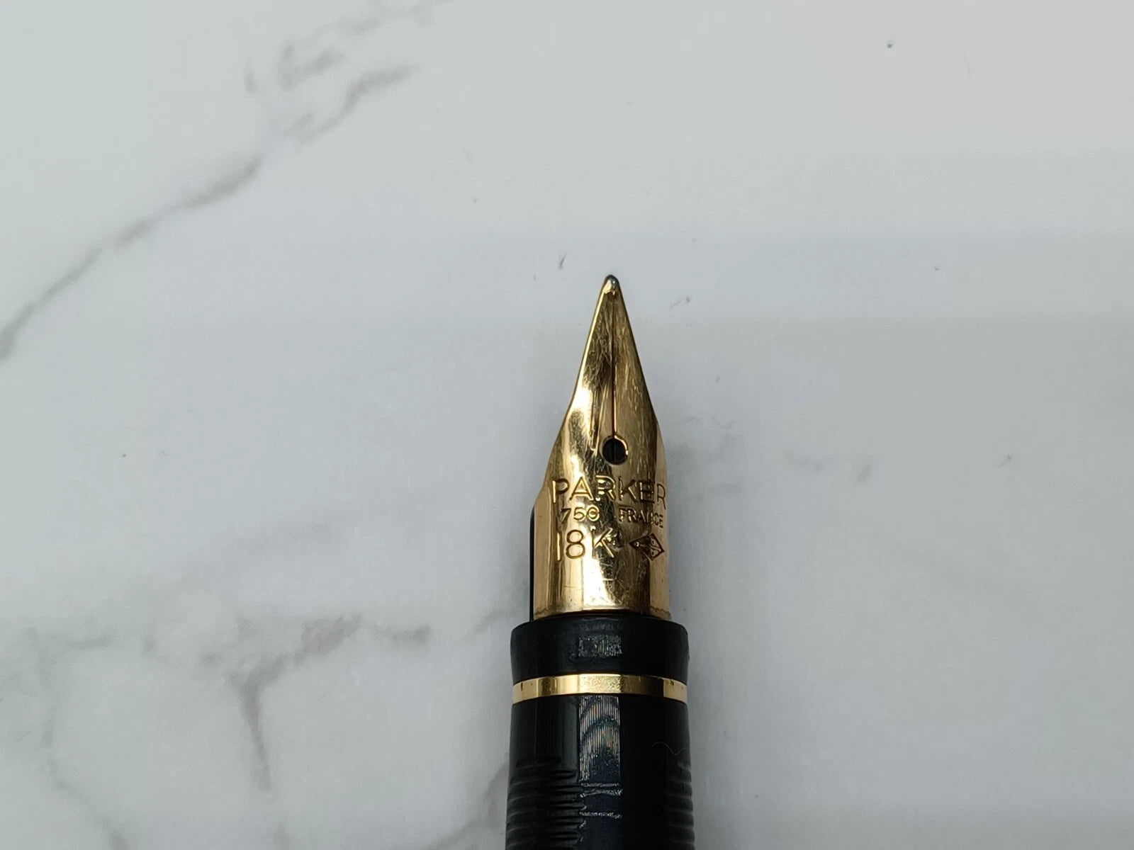 Schöner PARKER Füllfederhalter - Versilbert - Feder 18 Karat Gold - Mit Box AF07-1613