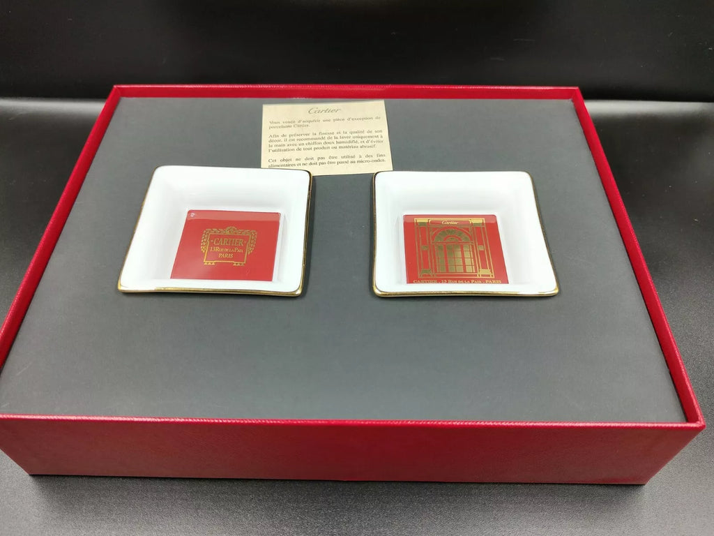 Set aus zwei Cartier Porzellan-Aschenbechern mit Originalverpackung — Gebraucht