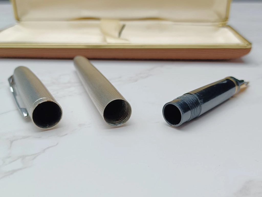 Schöner PARKER Füllfederhalter - Versilbert - Feder 18 Karat Gold - Mit Box AF07-1613