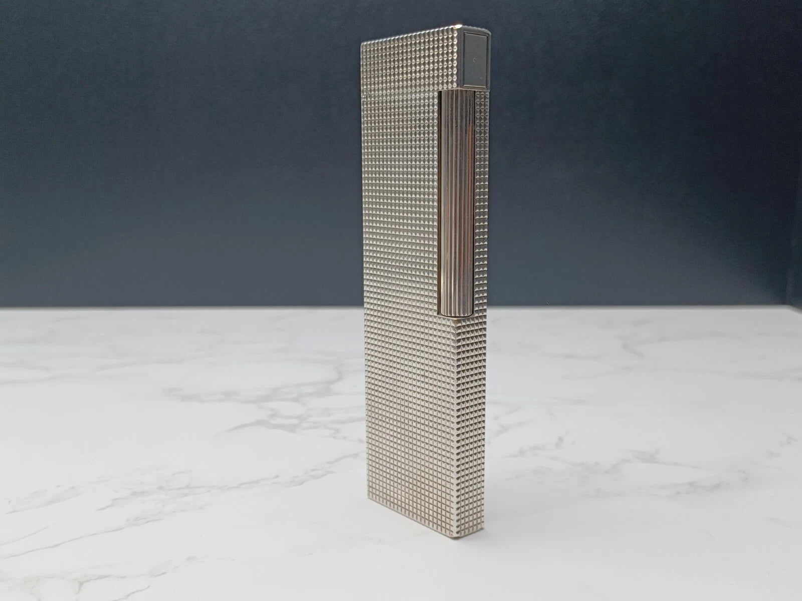 Schönes S.T. DUPONT Line 2 Tischgasfeuerzeug – Diamantschliff – versilbert 1615-AE03