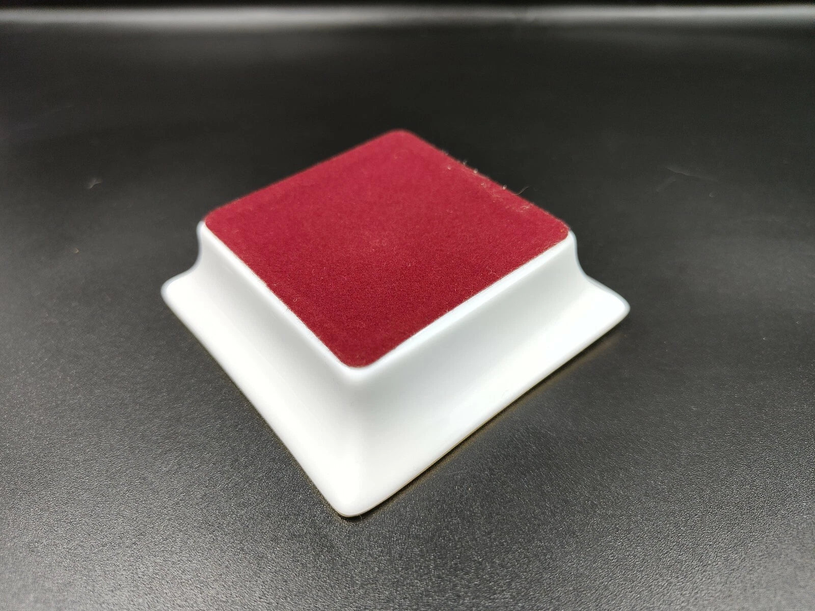 Set aus zwei Cartier Porzellan-Aschenbechern mit Originalverpackung — Gebraucht