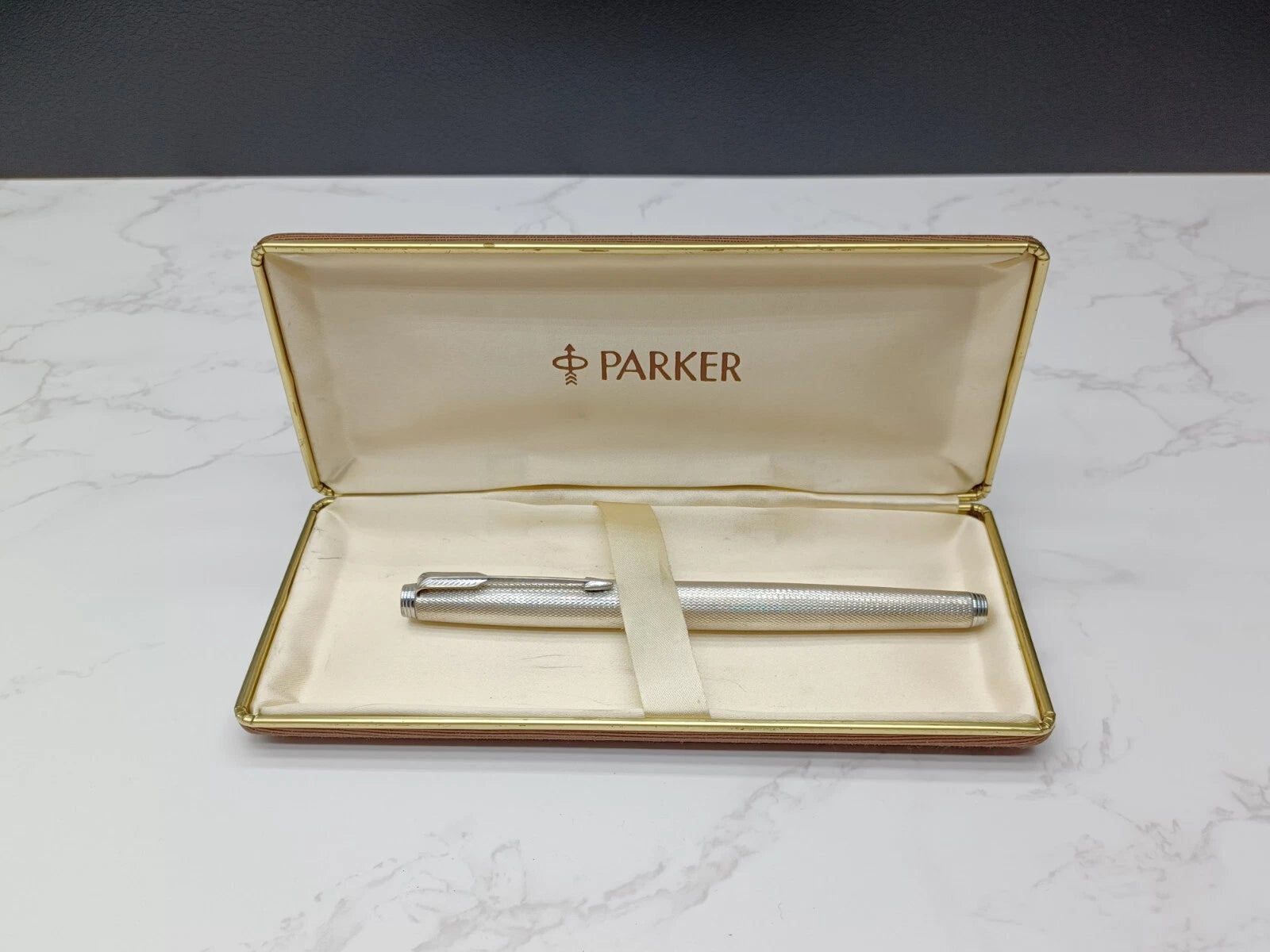 Schöner PARKER Füllfederhalter - Versilbert - Feder 18 Karat Gold - Mit Box AF07-1613