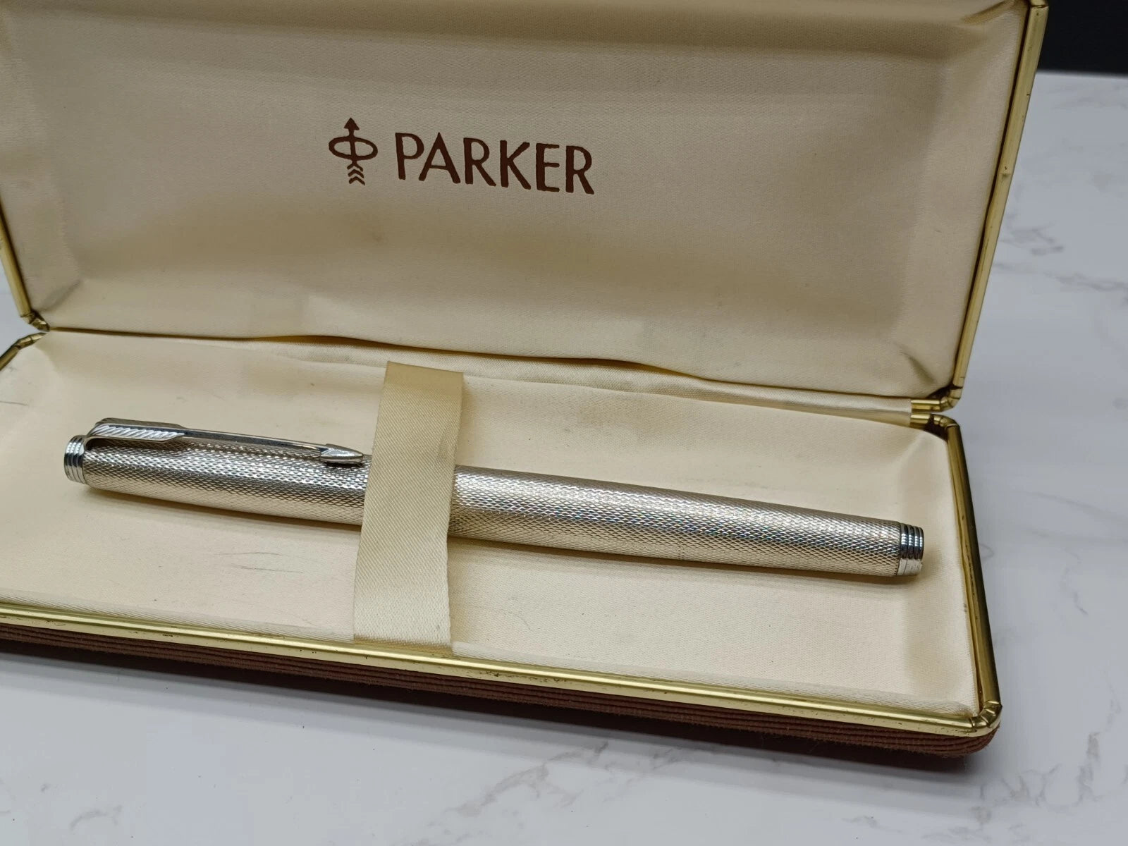 Schöner PARKER Füllfederhalter - Versilbert - Feder 18 Karat Gold - Mit Box AF07-1613