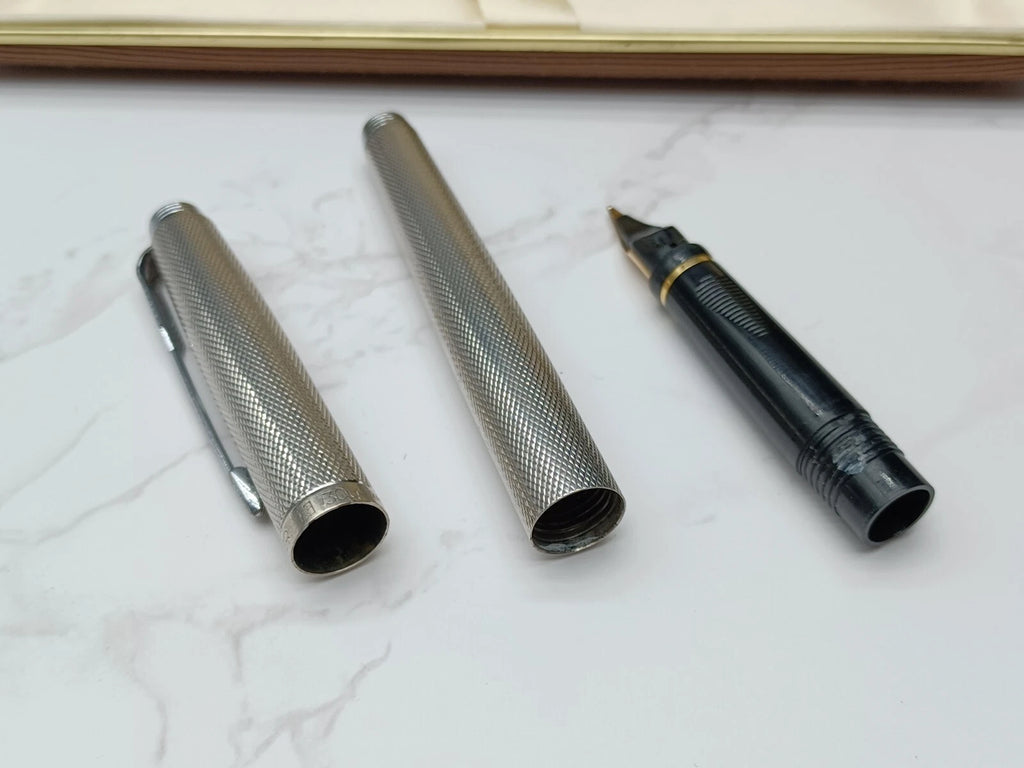 Schöner PARKER Füllfederhalter - Versilbert - Feder 18 Karat Gold - Mit Box AF07-1613