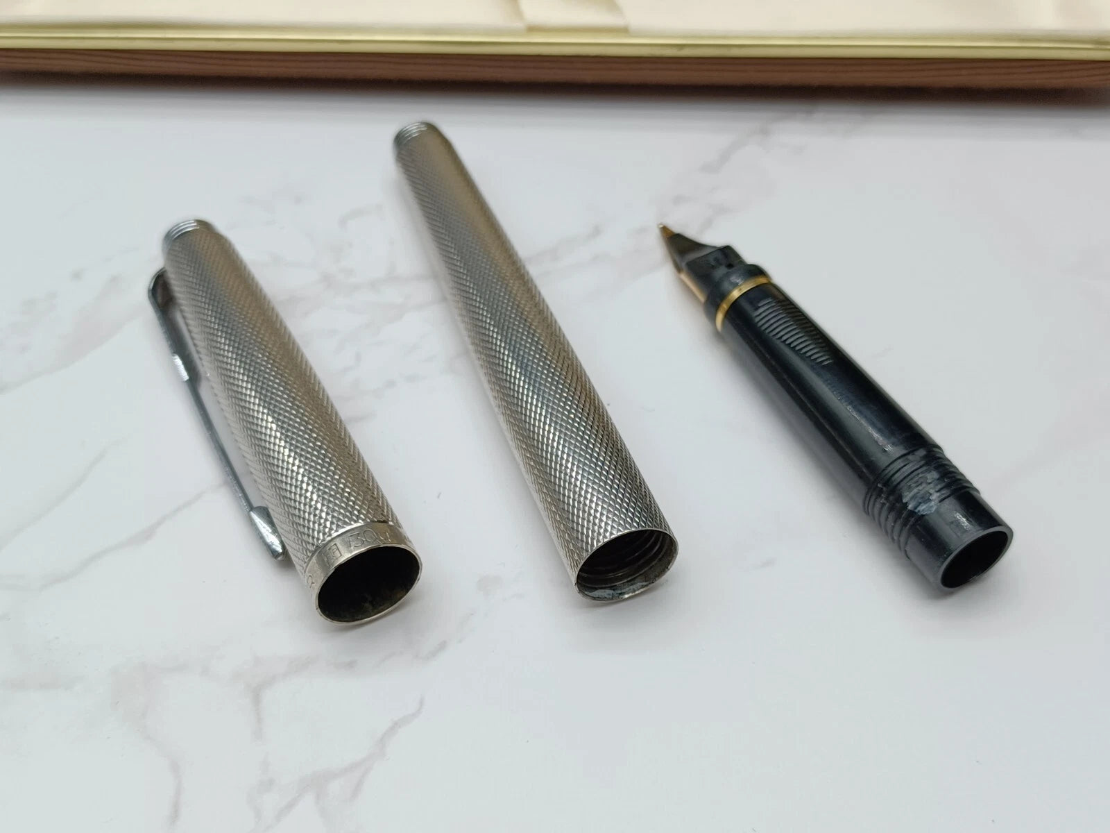 Schöner PARKER Füllfederhalter - Versilbert - Feder 18 Karat Gold - Mit Box AF07-1613
