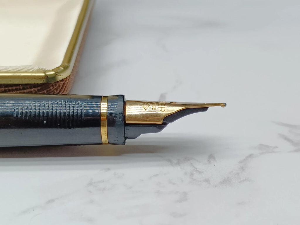 Schöner PARKER Füllfederhalter - Versilbert - Feder 18 Karat Gold - Mit Box AF07-1613