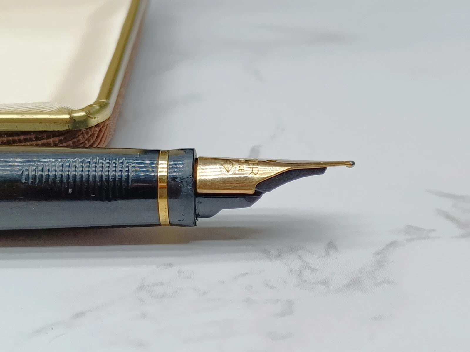 Schöner PARKER Füllfederhalter - Versilbert - Feder 18 Karat Gold - Mit Box AF07-1613