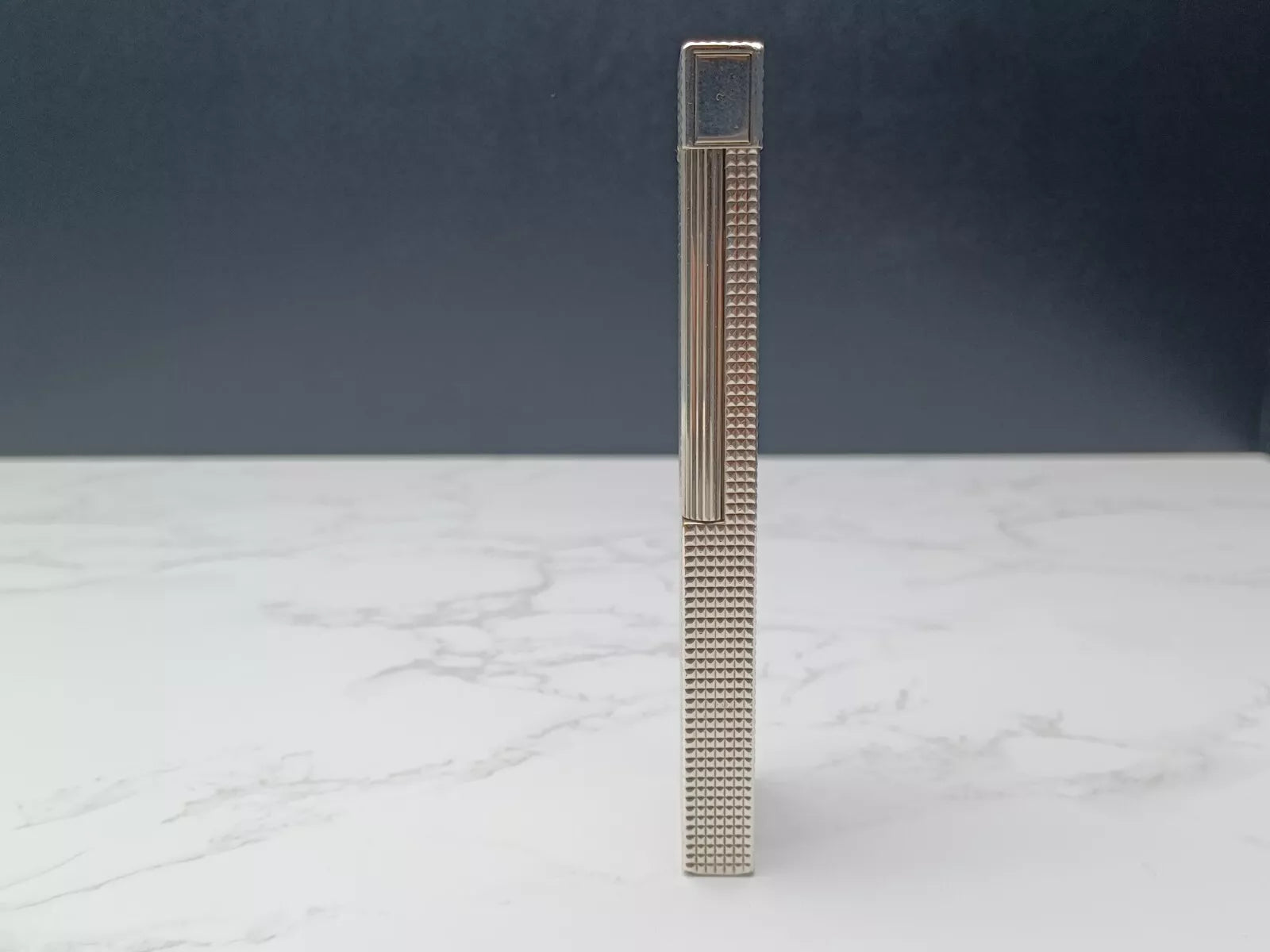 Schönes S.T. DUPONT Line 2 Tischgasfeuerzeug – Diamantschliff – versilbert 1615-AE03